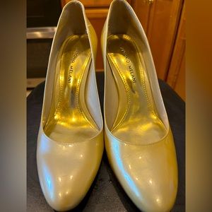 Antoni Melani size 7 iridescent gold/cream shoes